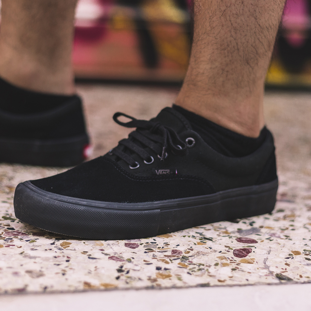 vans era blackout