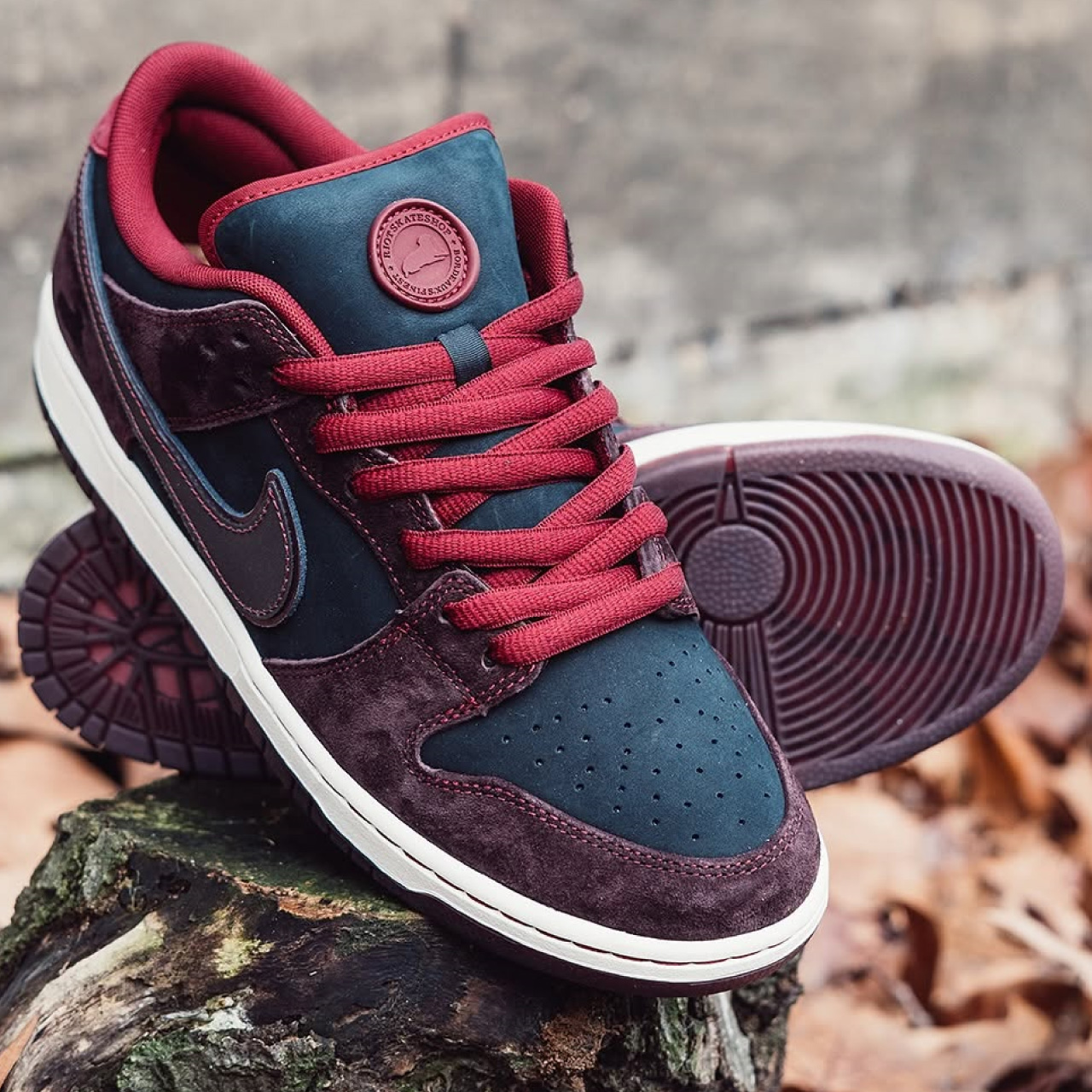 NIKE SB DUNK LOW PRO X RIOT SKATESHOP MAHOGANY/DARK BEETROOT
