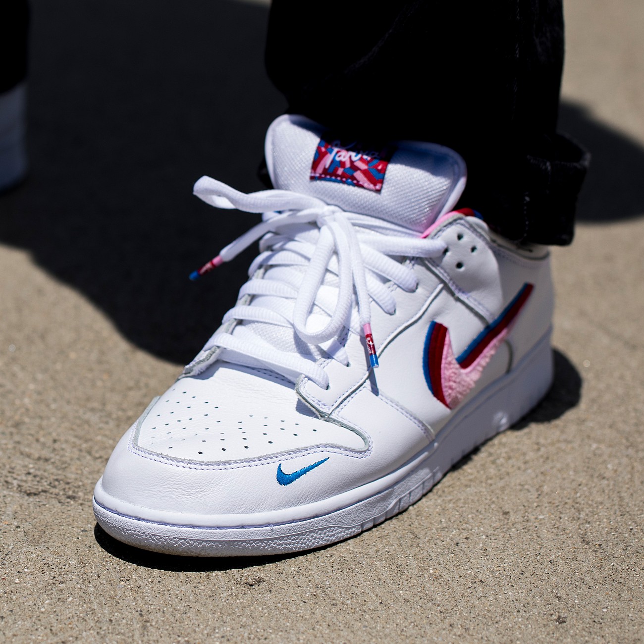 NIKE SB X PARRA DUNK LOW OG WHITE/PINK RISE/GYM RED/MILITARY BLUE
