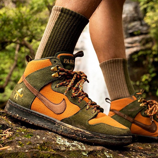 NIKE SB X PASS~PORT DUNK HIGH PRO 'WORKBOOT' CARBON GREEN/CIDER/WHEAT GOLD