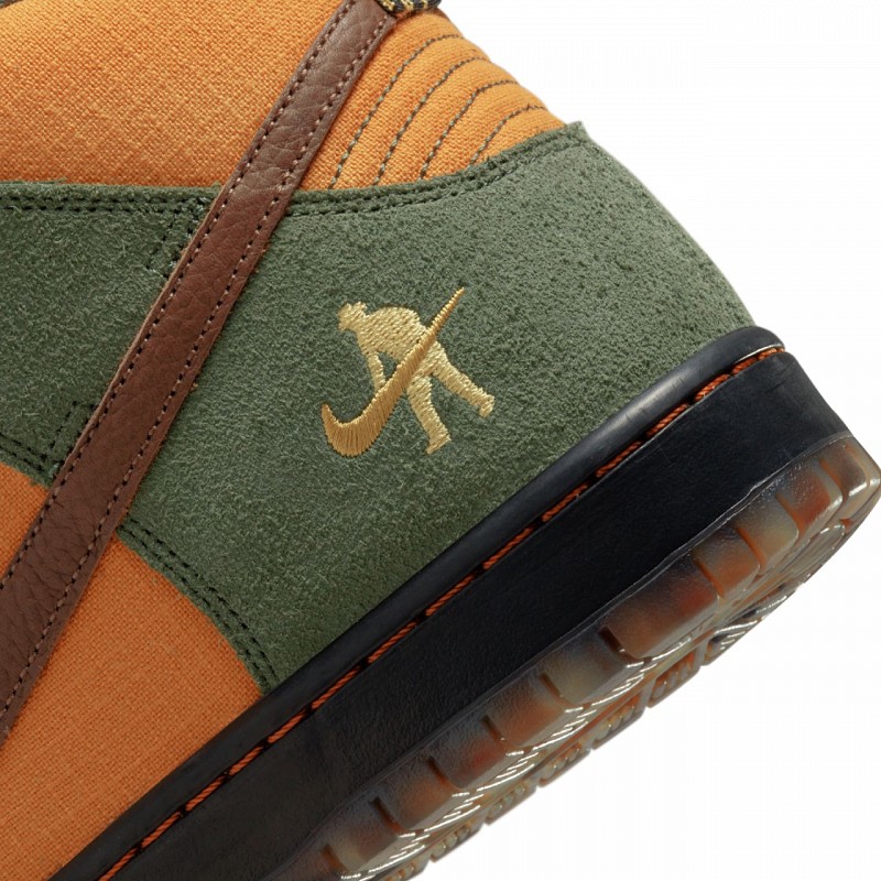 NIKE SB X PASS~PORT DUNK HIGH PRO WORKBOOT CARBON GREEN/CIDER/WHEAT GOLD