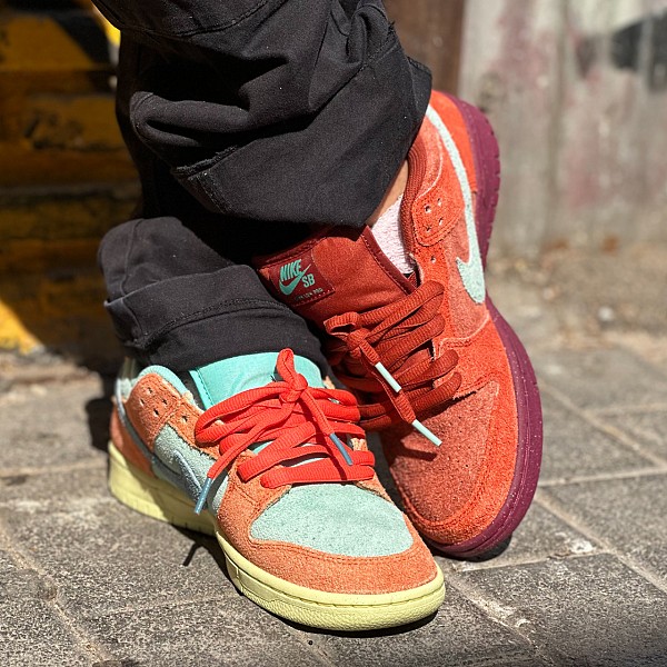 NIKE SB DUNK LOW MYSTIC RED/EMERALD RISE-RUGGED ORANGE-ROSEWOOD