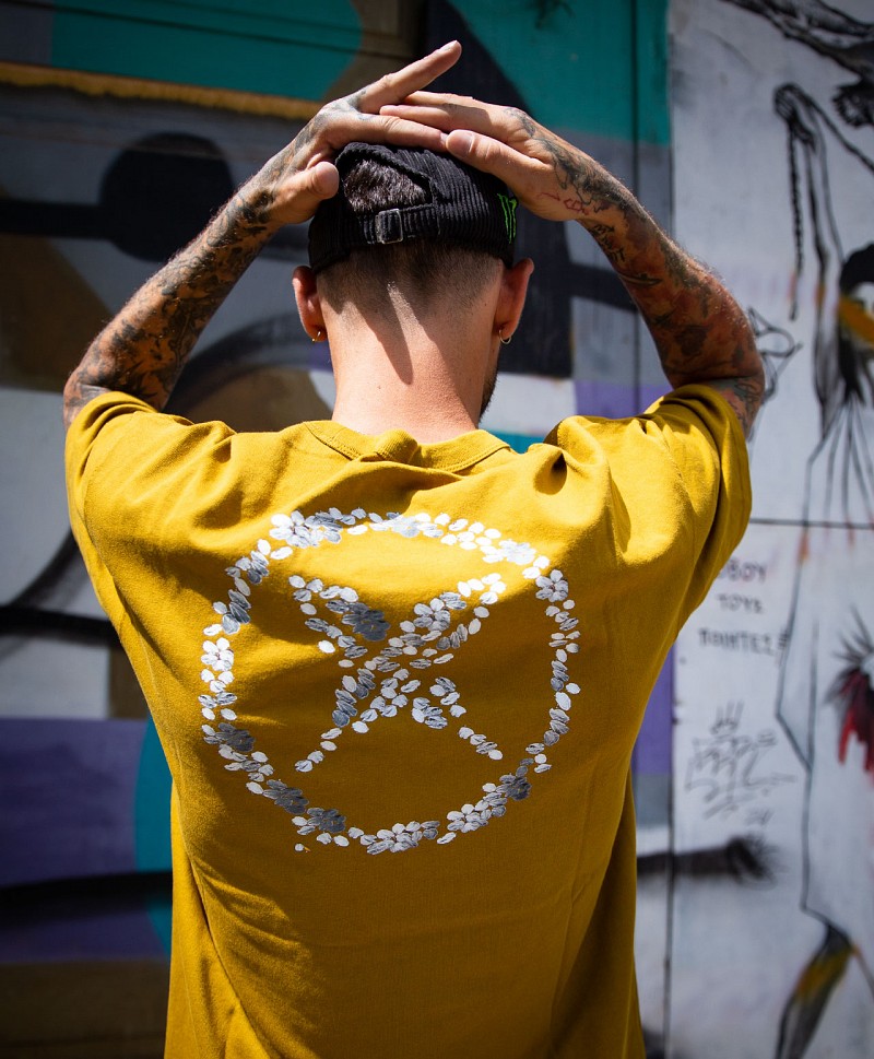 NIKE SB MAX 90 SUSTAINABLE YUTO TEE BRONZINE