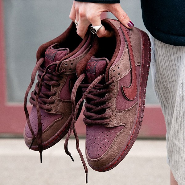 NIKE SB DUNK LOW PREMIUM 'CITY OF LOVE' BURGUNDY CRUSH/DARK TEAM RED-EARTH