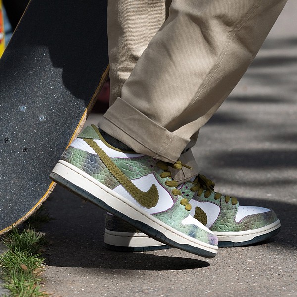 NIKE SB X ALEXIS SABLONE DUNK LOW PRO 'CHAMELEON' OIL GREEN/DESERT MOSS/WHITE
