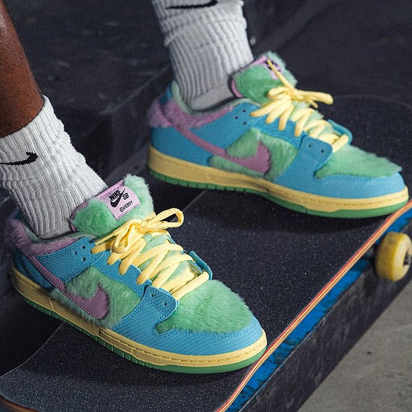 NIKE SB DUNK LOW PRO 'VERDY' BLUE GAZE/LIGHT ARCTIC PINK/ENAMEL GREEN