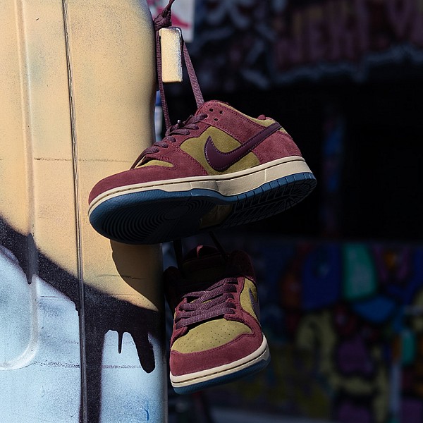 NIKE SB DUNK LOW PRO DARK TEAM RED/BURGUNDY CRUSH-OLIVE FLAK