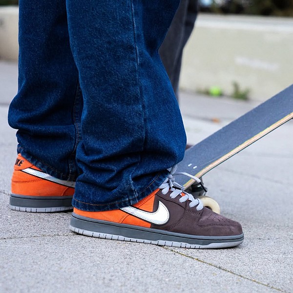 NIKE SB DUNK LOW PRO 'MUNI FAST PASS' SAFETY ORANGE/WOLF GREY-BAROQUE BROWN