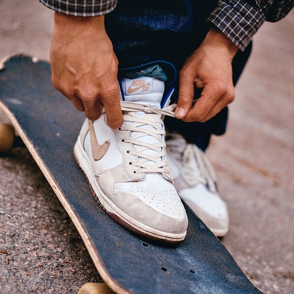 NIKE SB X BEYOND SKATESHOP DUNK HIGH WHITE/IVORY-SAND DUNE-BLUE VOID-DARK TEAM RED