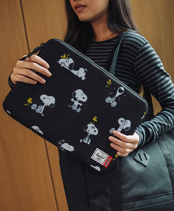 HERSCHEL X PEANUTS ANCHOR 14" SLEEVE SNOOPY AND WOODSTOCK BLACK
