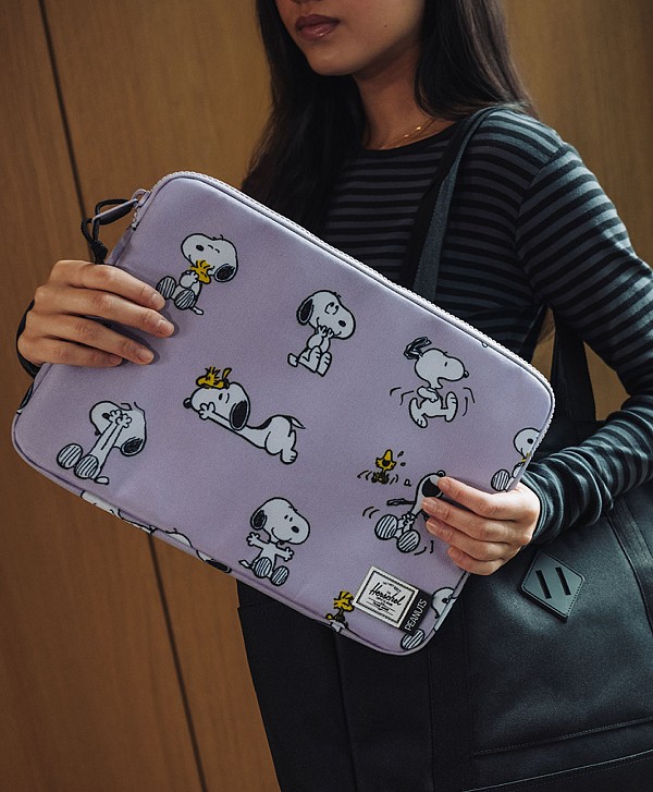HERSCHEL X PEANUTS ANCHOR 14" SLEEVE SNOOPY AND WOODSTOCK PASTEL LILAC
