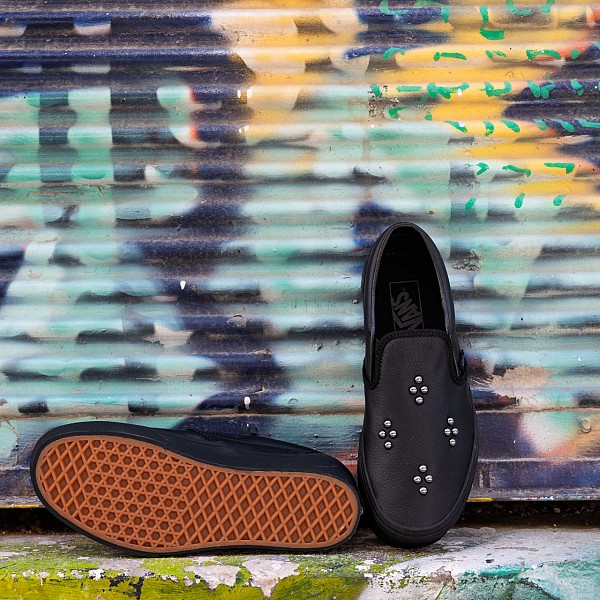 VANS CLASSIC SLIP-ON PLATFORM STUDS BLACK